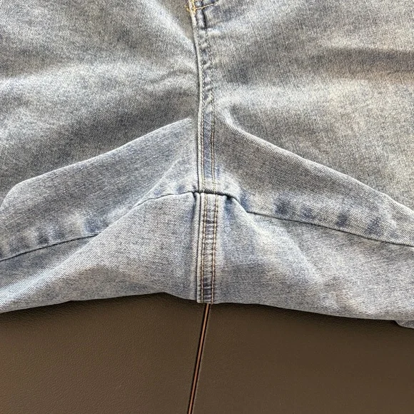 #PG923- Poppy & Grace Light Wash Cropped Capri with Daisy Appliqué- 18W - Picture 9 of 12